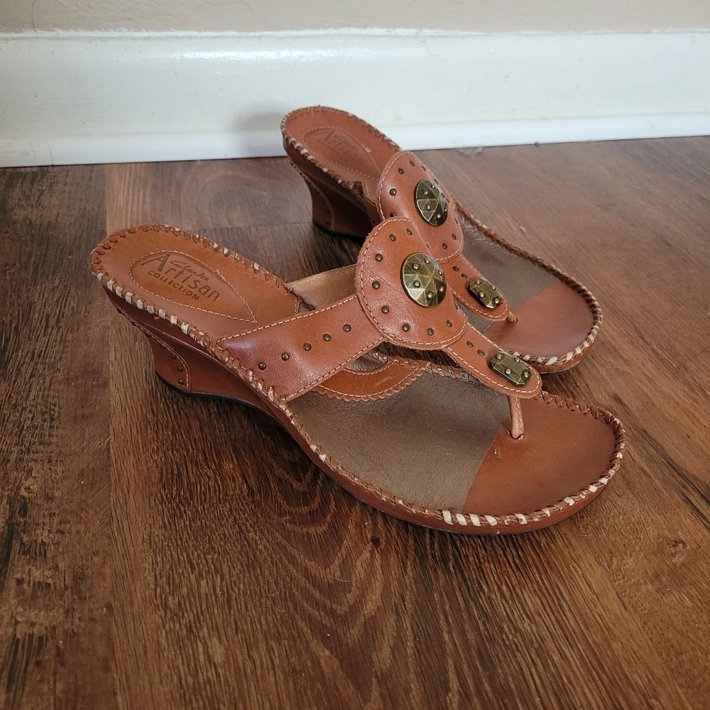 Clarks Artisan Collection Leather Studded Thong Sandals Women's Size 7 Tan Brown